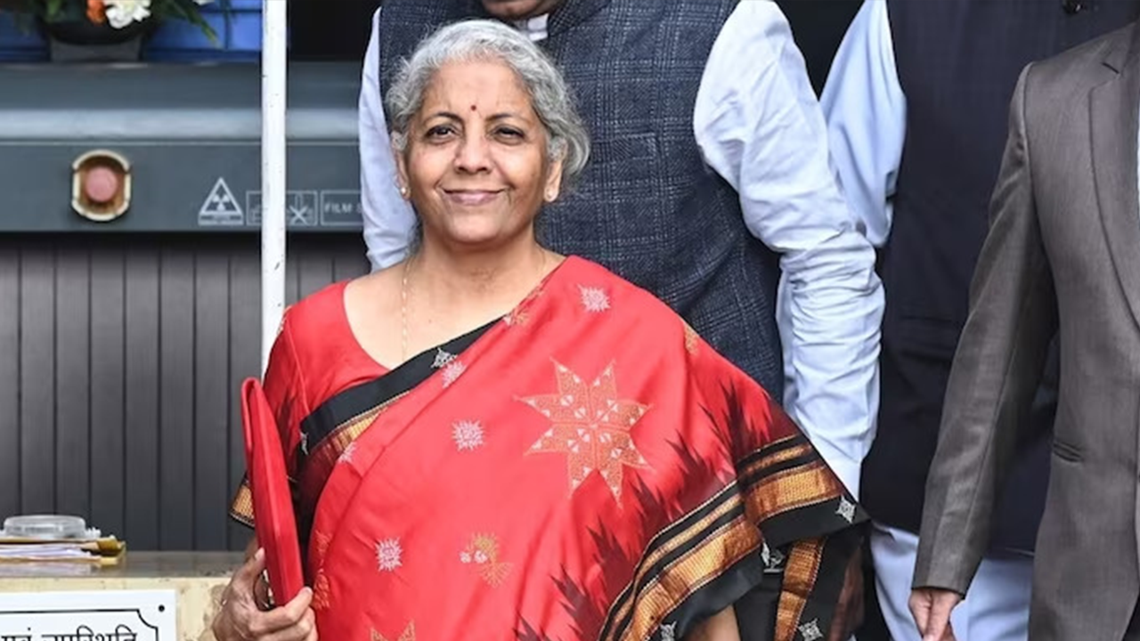राष्ट्रपति से निर्मला सीतारमण को बर्खास्त करने की उठाई मांग, सस्पेंड हुए IRS अधिकारी